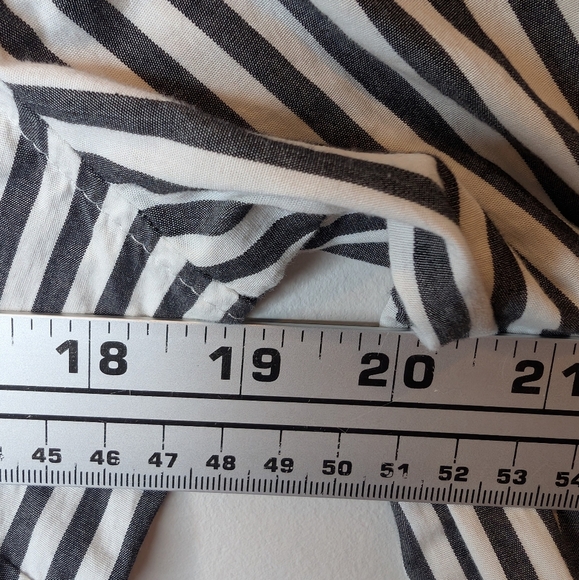 Banana Republic Black & White Striped Button Down Tailored Fit Flare Wrist Sz 6 - Picture 7 of 8